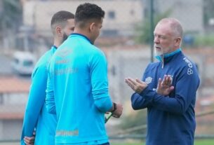 Mano Menezes conversa com Wagner Leonardo e Gustavo Martins em treinamento do Grêmio.