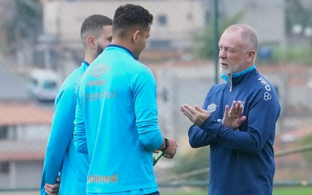 Mano Menezes conversa com Wagner Leonardo e Gustavo Martins em treinamento do Grêmio.