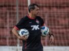 Fábio Carille comanda treino do Vitória