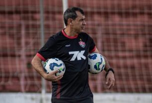 Fábio Carille comanda treino do Vitória