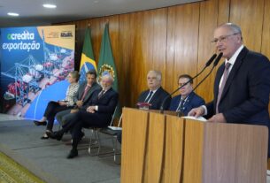 Alckmin diz que Brasil mantém diálogo sobre tarifas com EUA por canais institucionais e ‘em reserva’