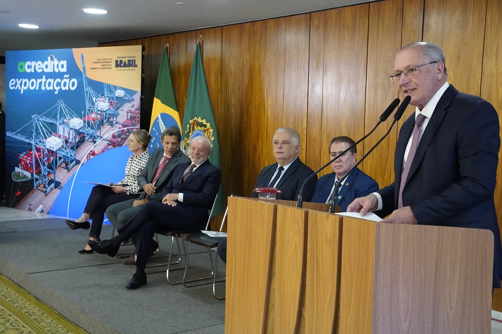 Alckmin diz que Brasil mantém diálogo sobre tarifas com EUA por canais institucionais e ‘em reserva’