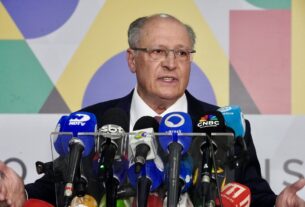 Alckmin negocia com EUA para reverter tarifa e responde críticas de montadoras
