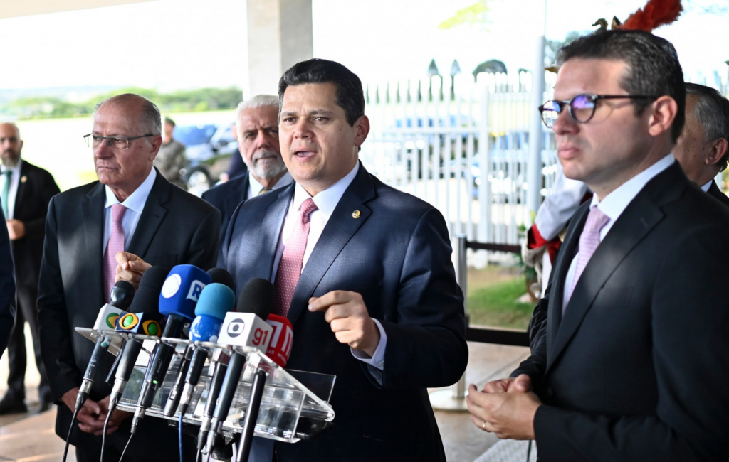 Alcolumbre e Motta defendem reação coordenada do governo brasileiro a tarifaço de Trump