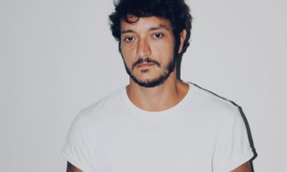 Allan Souza Lima é flagrado em clima romântico com morena no Festival de Inverno do Rio