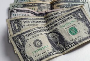 Anúncio de tarifas dos EUA faz dólar subir quase 1% e fechar a R$ 5,478; Ibovespa cai 1,26%