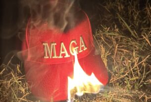 Apoiadores de Trump queimam bonés do movimento MAGA após polêmica no caso Epstein