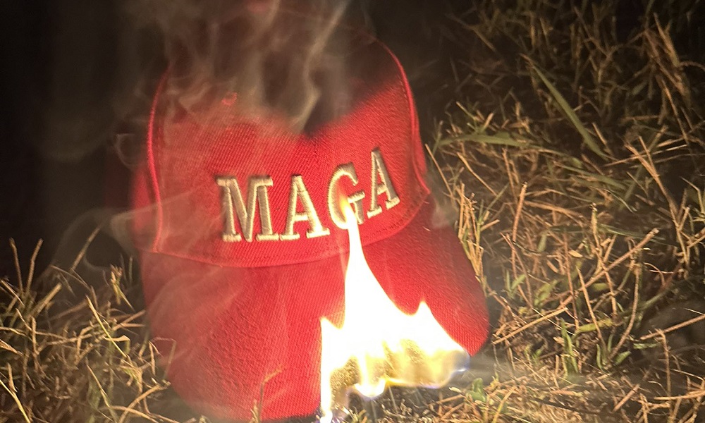 Apoiadores de Trump queimam bonés do movimento MAGA após polêmica no caso Epstein