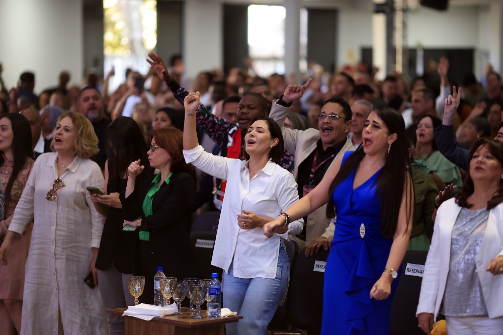 Após Bolsonaro se emocionar em culto, Michelle faz desabafo e fala em ‘censura prévia’