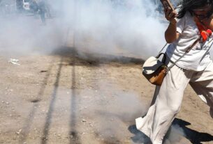 Após confronto, agentes dos EUA prendem centenas de imigrantes em fazenda de maconha