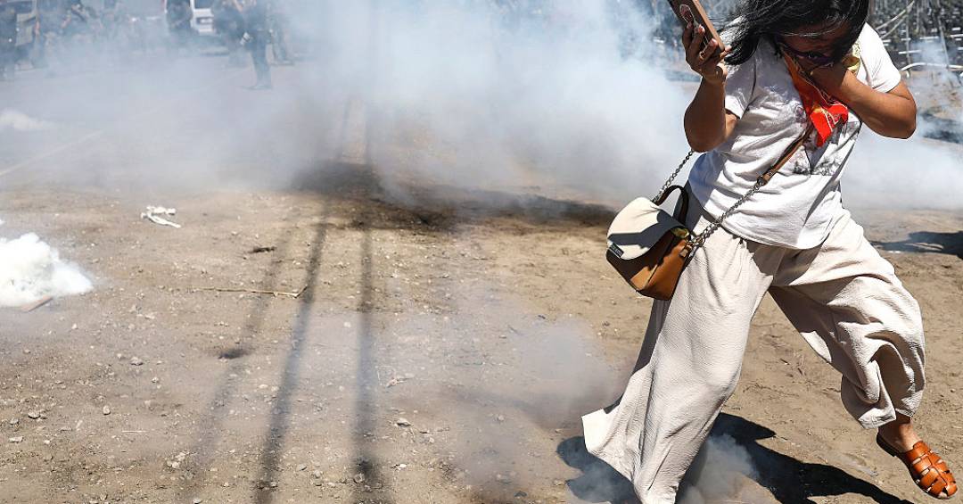 Após confronto, agentes dos EUA prendem centenas de imigrantes em fazenda de maconha