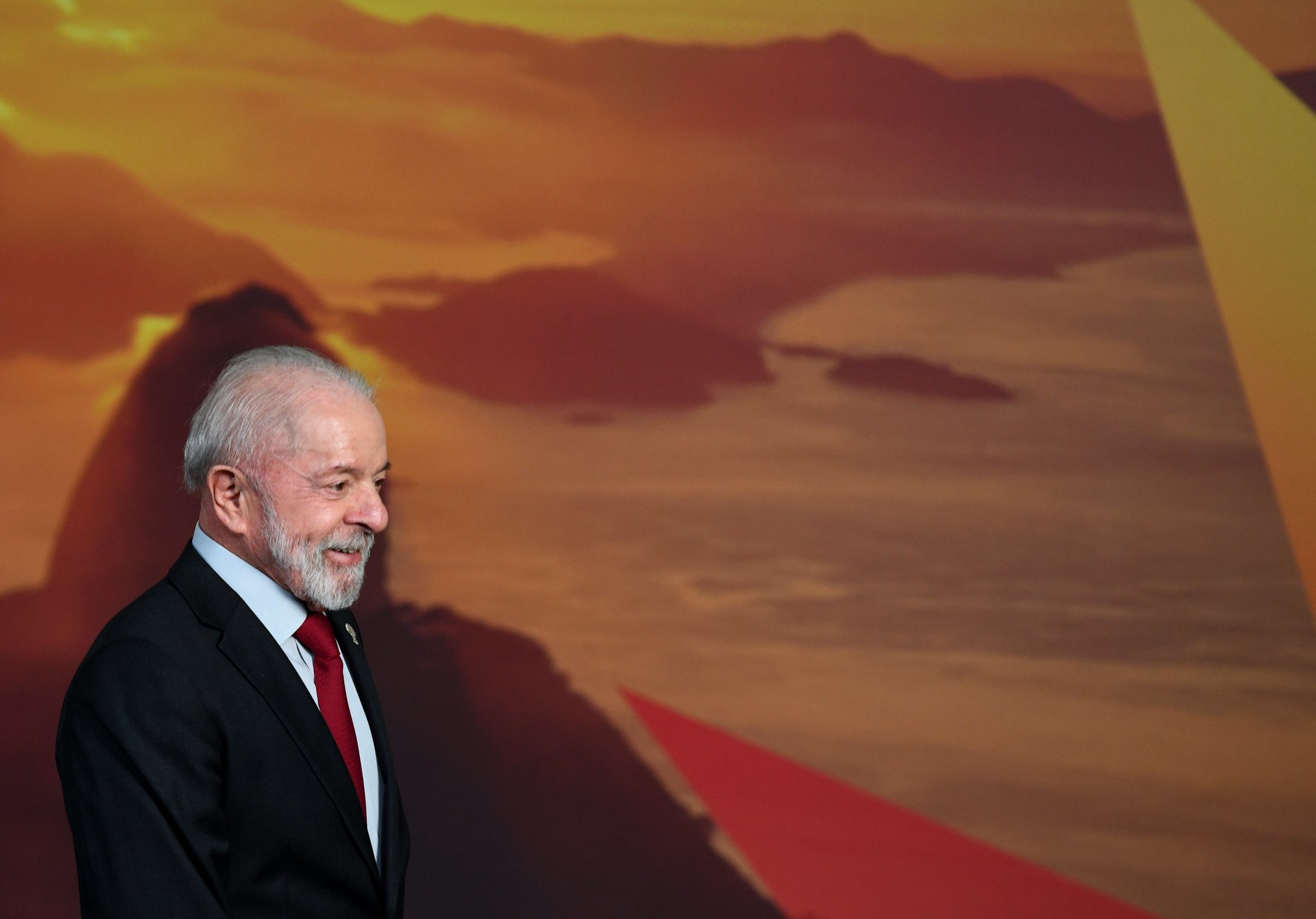 'As estruturas do Banco Mundial e do FMI sustentam um Plano Marshall às avessas', diz Lula na reunião do Brics