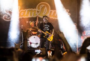 Banda americana lança disco com cinzas do pai do vocalista e enfrenta proibição em oito estados dos EUA