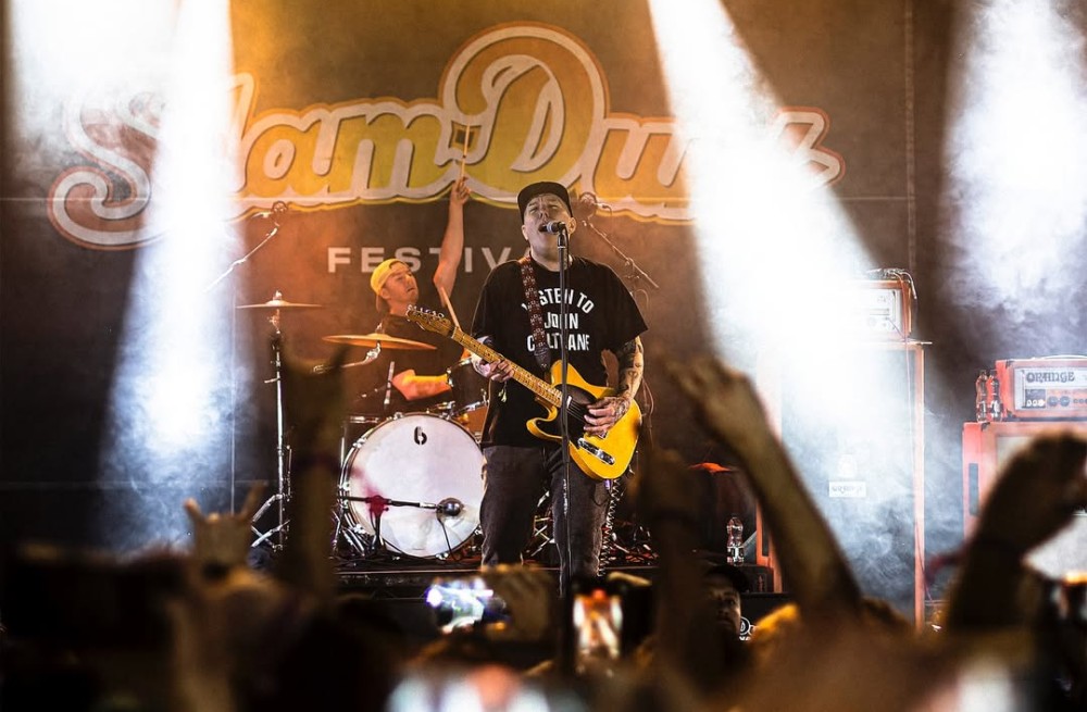 Banda americana lança disco com cinzas do pai do vocalista e enfrenta proibição em oito estados dos EUA
