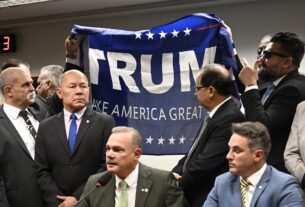 Bandeira de Trump em comissão divide oposição e gera discussão em grupo de WhatsApp