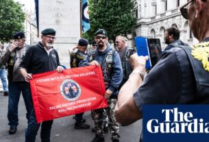 Benn diz 'sem escolha' a não ser revogar o legado da NI como protesto de palco dos veteranos | Irlanda do Norte