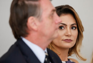 Bolsonaro diz não saber origem de pen drive no banheiro e que perguntará a Michelle se é dela