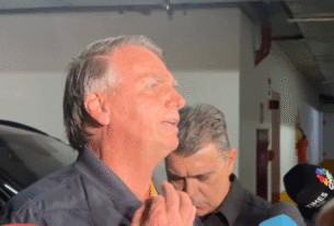 Bolsonaro disse nesta 6ª feira (18.jul.2025) não ter perguntado à esposa se o objeto era dela, mas acredita que não seja: “Eu não perguntei se é dela, acredito que não seja"