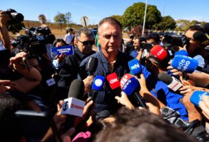 Bolsonaro diz que recebeu convite para almoçar com embaixadores: ‘Não vou mais’