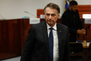 Bolsonaro diz ter até vergonha de denúncia da PGR - 15/07/2025 - Poder