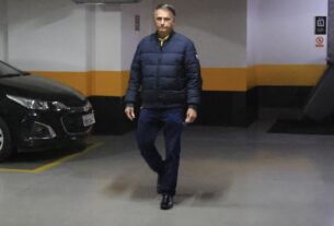 Bolsonaro evita imprensa após deixar sede do PL em meio a risco de prisão