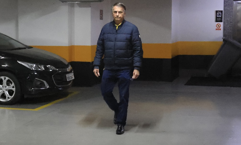 Bolsonaro evita imprensa após deixar sede do PL em meio a risco de prisão