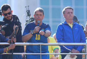 Bolsonaro intervém em atrito entre Eduardo e Tarcísio para ‘colocar pedra em cima’ do assunto