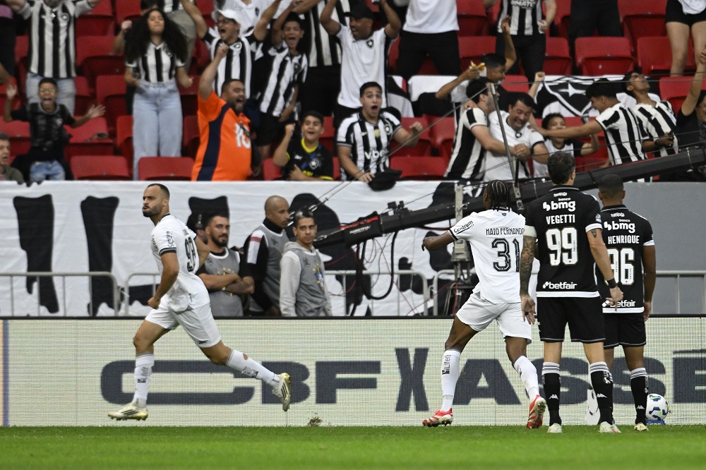 Botafogo vence clássico carioca contra o Vasco na estreia informal do filho de Ancelotti