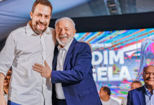 O presidente Lula abraçado a Guilherme Boulos (Psol), em evento na capital paulista. No canto direito, o vice-presidente, Geraldo Alckmin