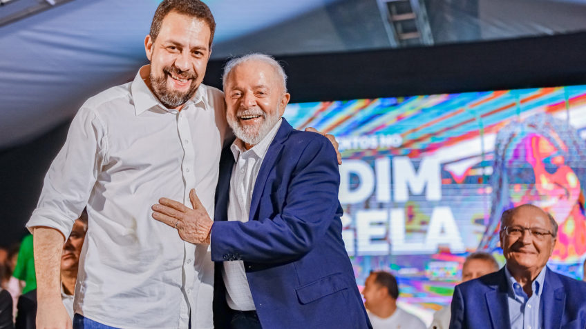 O presidente Lula abraçado a Guilherme Boulos (Psol), em evento na capital paulista. No canto direito, o vice-presidente, Geraldo Alckmin