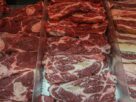 Pedaços de carne colocados em prateleiras em um açougue no Rio Grande do Sul