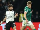Bruno Fuchs durante disputa de bola com Yuri Alberto