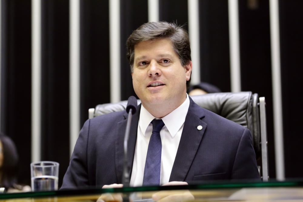 Deputado presidindo sessão da Câmara
