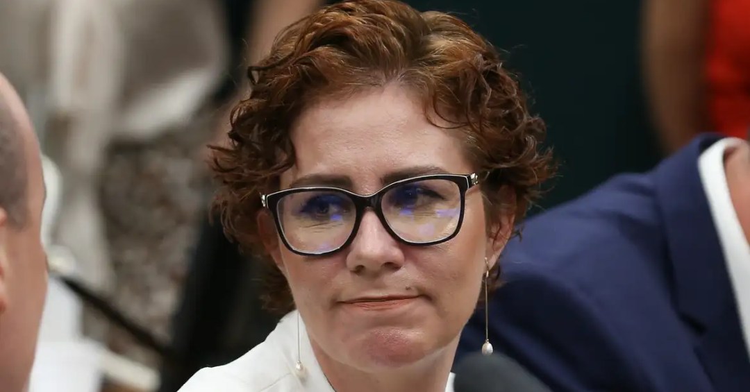Carla Zambelli completa um mês foragida na Itália