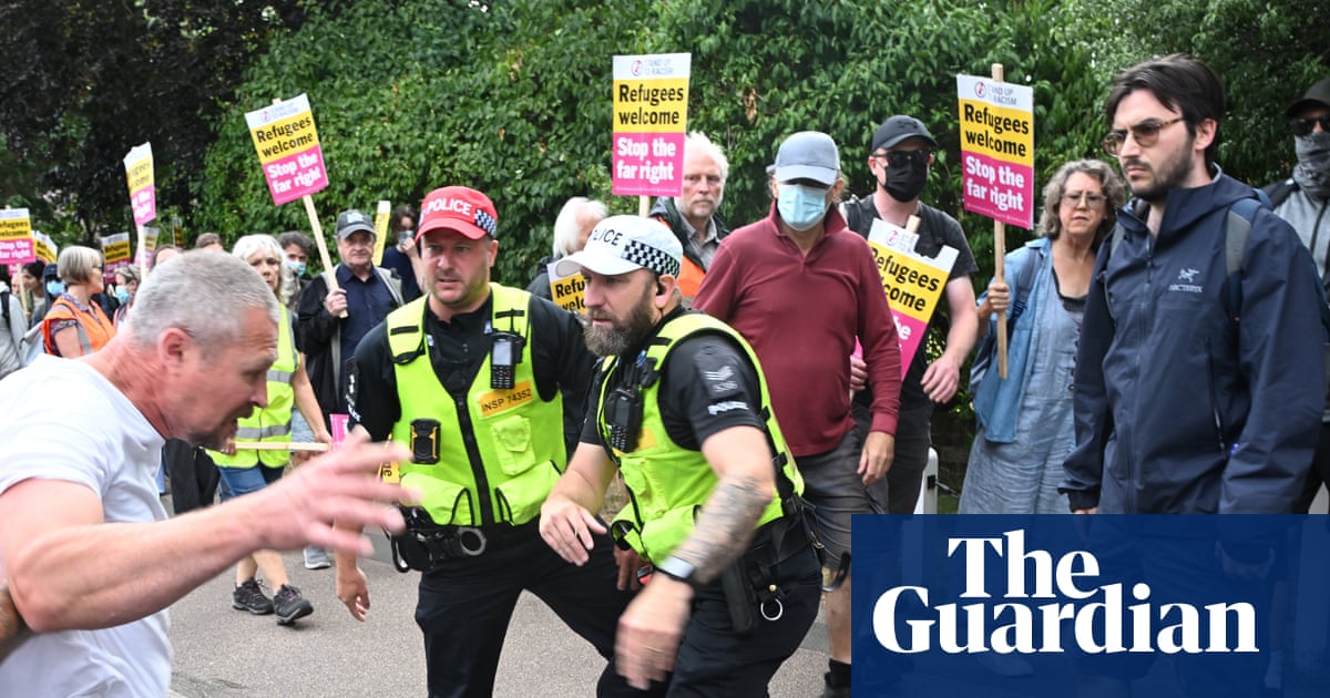 Centenas de pessoas encenam novos protestos fora de Essex Hotel Housing Asylumyers | Essex