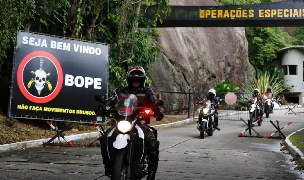 Chefe do Comando Vermelho é preso de cuecas em motel pelo Bope