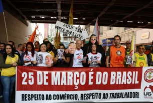 Comerciários da 25 de Março protestam contra tarifas e “interferência” de Trump