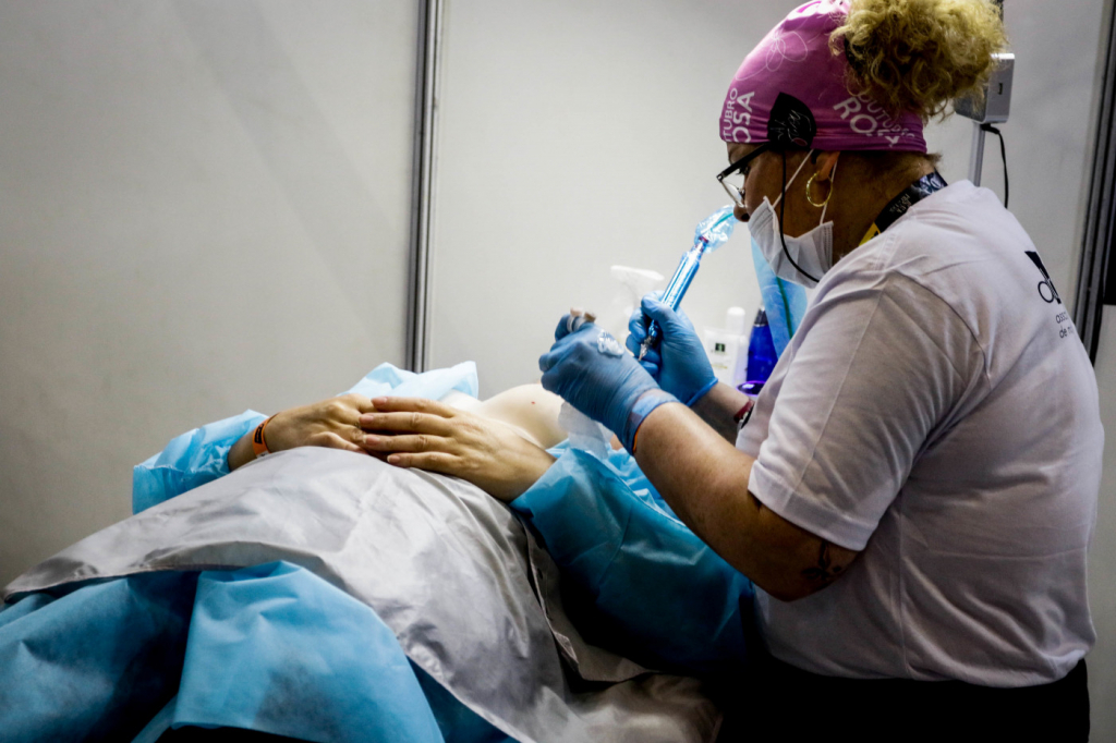 Conselho Federal de Medicina proíbe uso de anestesia para realização de tatuagens