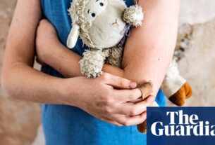Crianças na Inglaterra 'vivendo em níveis quase dickensianos de pobreza' | Benefícios para crianças