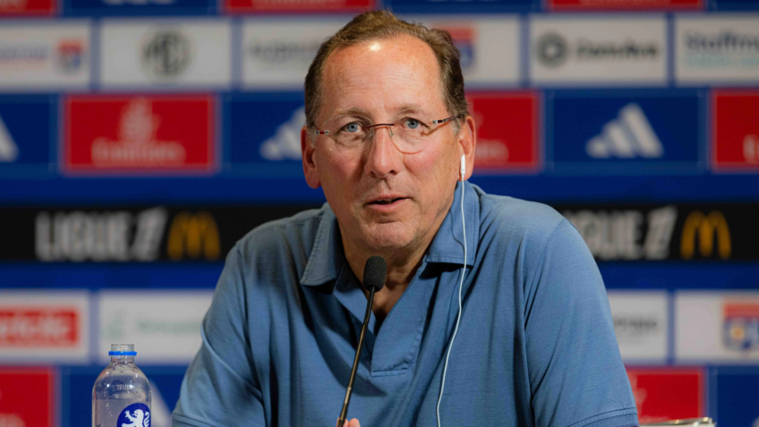 “Não seremos rebaixados, não há chance”, afirmou John Textor. Ele criticou o sistema de proteção financeira do futebol francês e revelou a possibilidade de vender sua participação de 45% no Crystal Palace para levantar fundos; na imagem, Textor em uma coletiva do Lyon