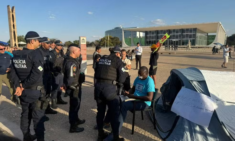 Deputados aliados de Bolsonaro deixam acampamento após ordem do STF
