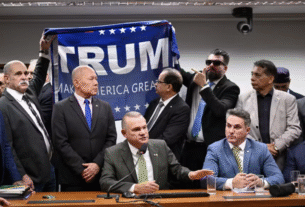 Deputados exibem bandeira de Trump em homenagem a Bolsonaro e líder da oposição intervém