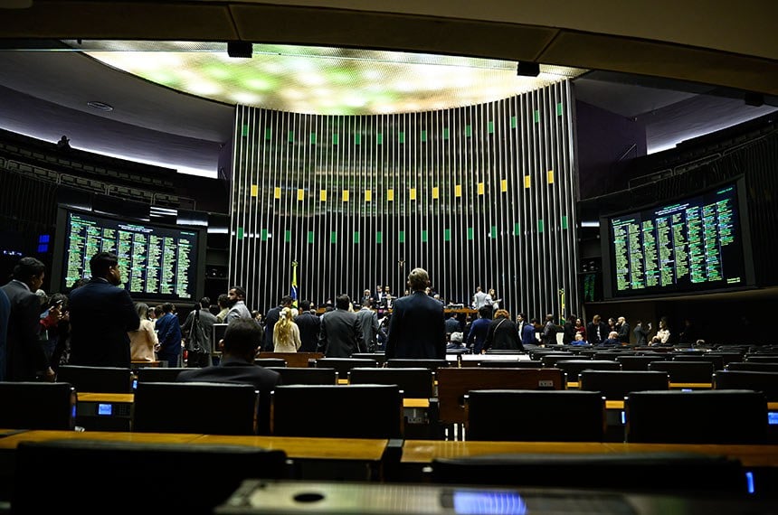 Derrubada do IOF é reflexo da luta de classes e demonstra interesses no Congresso, dizem especialistas