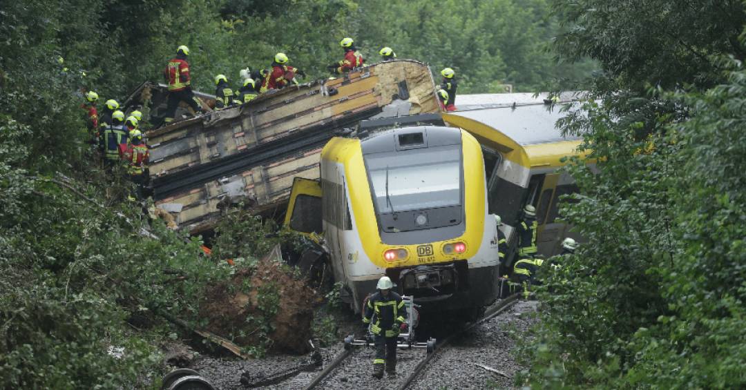 Descarrilhamento de trem deixa três mortos e dezenas de feridos na Alemanha