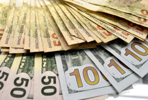 Dólar cai 0,75% e fecha a R$ 5,42, menor patamar desde agosto