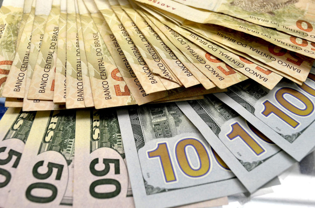 Dólar cai 0,75% e fecha a R$ 5,42, menor patamar desde agosto
