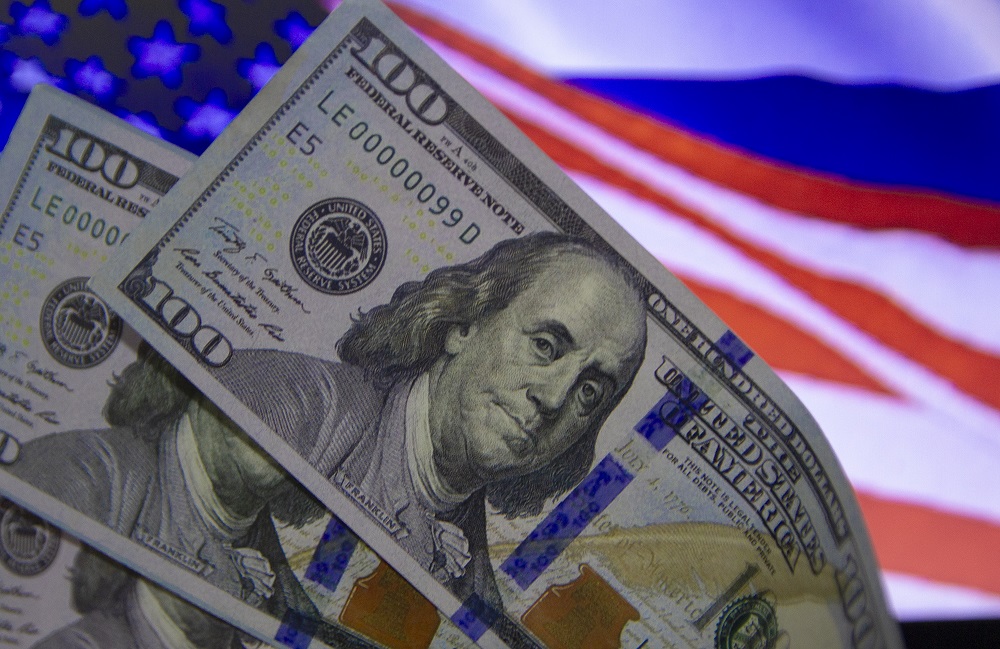 Dólar cai a R$ 5,54 com ajustes e alta do petróleo