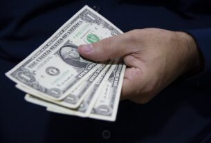 Dólar cai e fecha cotado a R$ 5,55; Ibovespa emenda série negativa mais longa desde agosto de 2023