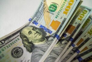 Dólar sobe a R$ 5,46 puxado pelo IOF; Ibovespa registra 3ª maior marca da história