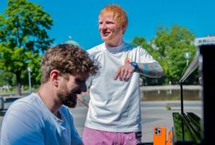 Ed Sheeran aparece de surpresa e canta com pianista em parque na Alemanha